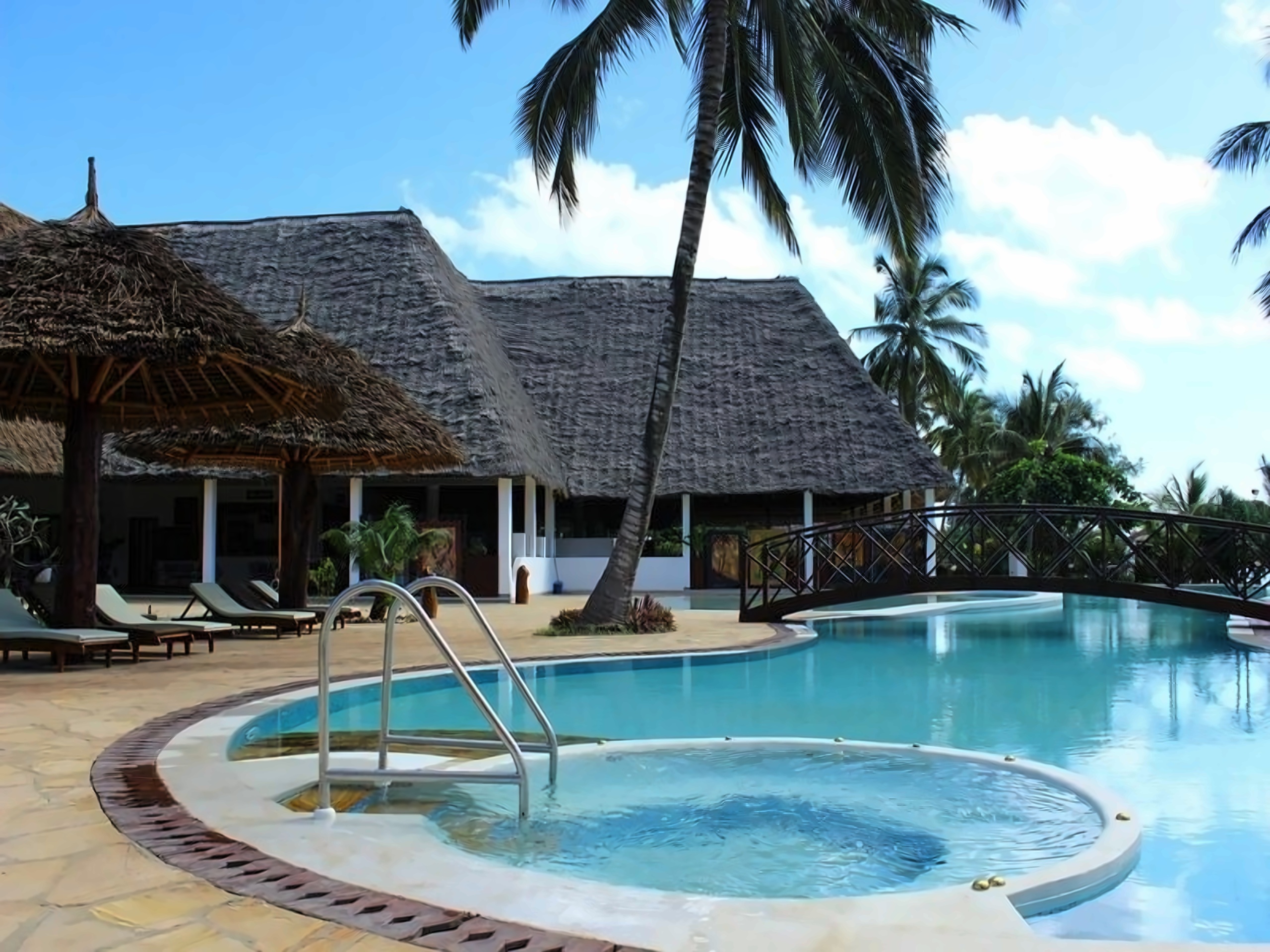 Отель bay beach resort. Uroa Bay Beach Resort 5*. Уроа Занзибар. Uroa Bay Beach Resort 4*. Uroa Beach Resort Zanzibar.